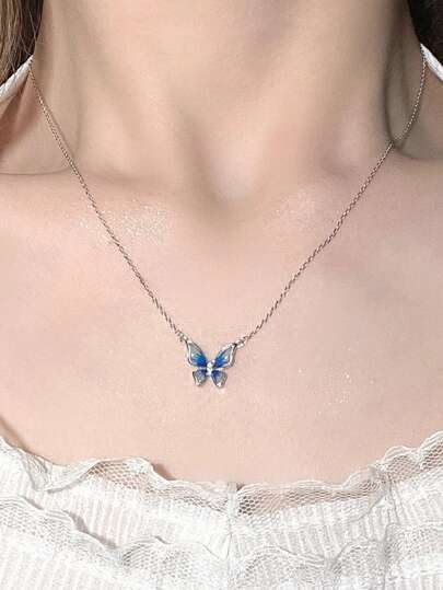 قلادة فراشة مولي الزرقاء